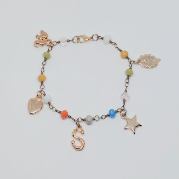 pulsera multicolor letra dorada rugosa